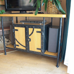 Kovan� komoda pod TV s �lo�n�m priestorom - kovan� n�bytok