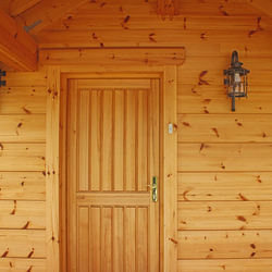 V�nimo�n� ru�ne kovan� lampy pri vstupe do horskej chalupy