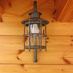 Umeleck� lampa pri vstupe do horskej chalupy ru�ne vykovan� v umeleckom kov��stve UKOVMI