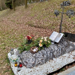 V�nimo�n� pomn�k navrhnut� a vytvoren� v UKOVMI z l�sky na pamiatku jedn�ho z n�s