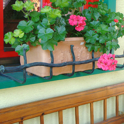 Kovan� dr�iak kvetin��ov vzor Babi�ka v zelenej patine - z�brana na truhl�ky v �udovom �t�le