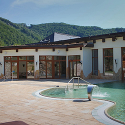 Kované osvetlenie wellness - luxusné svietidlá ručne vykované ako fakle kombinované so sklom Kované osvetlenie wellness - luxusné svietidlá ručne vykované ako fakle kombinované so sklom