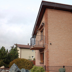 Luxusn� ru�ne kovan� svietidl� v exteri�ri rodinn�ho domu