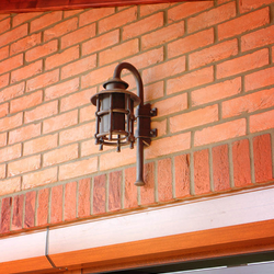 Umeleck� ru�ne kovan� n�stenn� lampa na terase