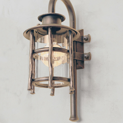 Exteri�rov� bo�n� lampa BABI�KA - luxusn� n�stenn� svietidlo s vidieckym dizajnom pre v�nimo�n� osvetlenie chalupy, re�taur�cie...