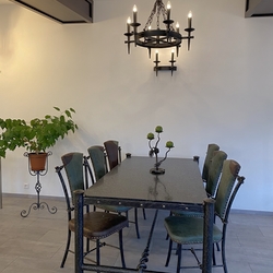 Historick� interi�rov� dizajn - svietidl�, luxusn� st�l a stoli�ky, svietnik
