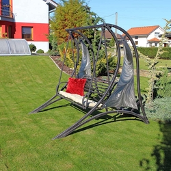 Luxusn� kovan� hojda�ka z n�dychom futurizmu - modern� z�hradn� hojda�ka