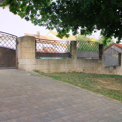 Kovan� br�na a plot z UKOVMI pri rodinnom dome v Nemecku