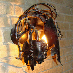 Interi�rov� n�stenn� lampa - bo�n� kovan� lampa do pivnice s mot�vom hrozna - origin�lne svietidlo