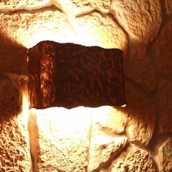 Medená tepaná lampa na stenu - výnimočná interiérová lampa vyhotovená pre vínnu pivnicu - rustikálna lampa Medená tepaná lampa na stenu - výnimočná interiérová lampa vyhotovená pre vínnu pivnicu - rustikálna lampa