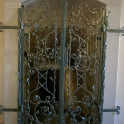 Kovan� mre�a v historickej budove