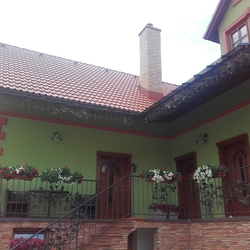 Poh�ad na rodinn� dom s kovan�m pr�stre�kom a z�bradliami s dubov�m vzorom vyroben�mi v UKOVMI
