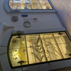 Kovan� presklenn� vitr�ny v me�tianskom dome z 15. st. v Spi�skej Novej Vsi