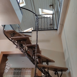 Kovan� schodisko s oporn�m madlom - detailn� poh�ad na vstup do podkrovia
