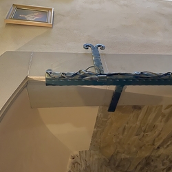 Detail kovania na presklenn�ch vitrin�ch v historickej budove