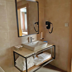 K�pe��ov� set - polica a zrkadlo v modernom preveden� vyroben� v UKOVMI pre hotel Bellevue