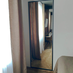 Kovov� hranat� zrkadl� v hotelov�ch izb�ch - modern� zrkadl� 