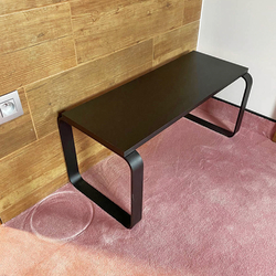 Botn�kov� lavi�ka pri vstupe do hotelovej izby - modern� kovov� lavi�ka pre modern� interi�r