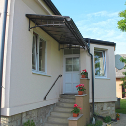 Kovan� pr�stre�ok a madlo pri vstupe do rodinn�ho domu na v�chodnom Slovensku