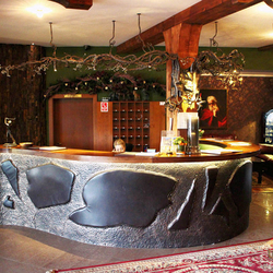 Kovan� pult na recepcii hotela oblo�en� tepan�m plechom a kvalitnou hov�dzou ko�ou