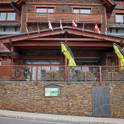 Poh�ad na hotel Galileo pri vstupe - exteri�rov� z�bradlie a doplnky v kovanom �t�le