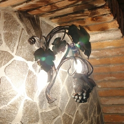 Dizajnov� n�stenn� lampa vo v�nnej pivnici - ru�ne kovan� svietidlo Vini�