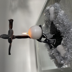 Ru�ne kovan� svietnik s kres�ansk�mi symbolmi Kr� + ryba 