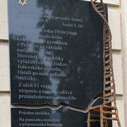 Pamätná tabuľa - Prázdna stolička (05/2025) Pamätná tabuľa - Prázdna stolička (05/2025)
